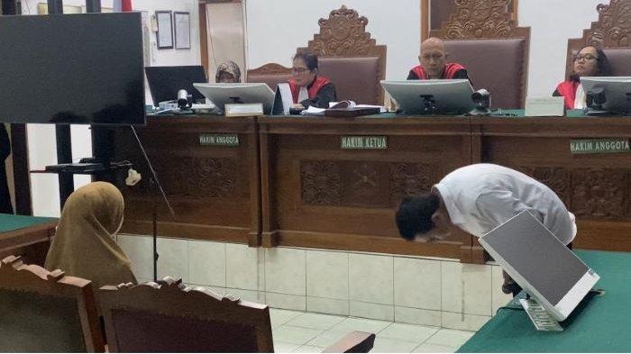 sidang-kasus-pemerasaan-eks-sekuriti-bungkukkan-badan-minta-maaf-kepada-ria-ricis_f07dfe4.jpg