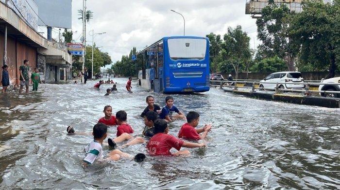 terdampak-banjir-hampir-3-000-warga-jakarta-mengungsi_05ec3ce.jpg