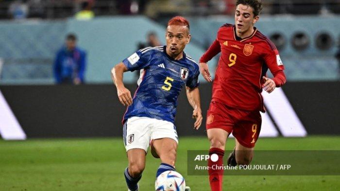 yuto-nagatomo-iri-dengan-suporter-timnas-indonesia-tak-sabar-diteriaki-70-ribu-penonton-di-sugbk_71f6580.jpg