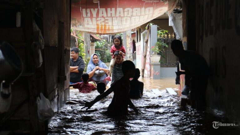 5-cerita-warga-jakarta-yang-rumahnya-kebanjiran-ani-awalnya-saya-pikir-nggak-usah-ngungsi_5b2046b.jpg