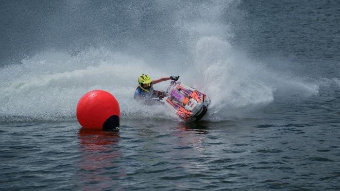 aquabike-jetski-world-championship-danau-toba-hari-keempat-di-samosir-dipadati-penonton_ebf8098.jpg