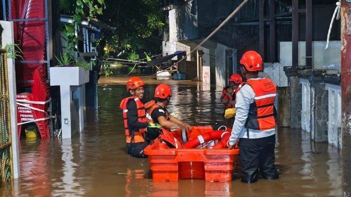 banjir-di-jakarta-timur-dan-selatan-rendam-28-rt-ketinggian-air-30-150-cm_75e126a.jpg