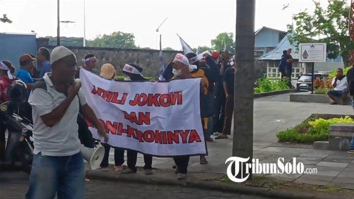 demo-adili-jokowi-di-solo-massa-tuntut-usut-tuntas-kkn-keluarga-joko-widodo-hingga-desak-polri_42bbe76.jpg