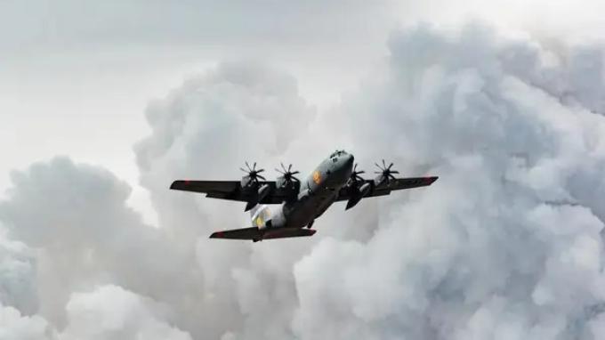 hercules-c-130-bantu-atasi-kebakaran-la-mampu-semprotkan-14-ton-bahan-penghambat-api-dalam-5-detik_3830c48.jpg