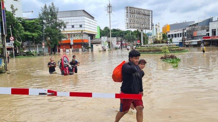 kawasan-stasiun-bekasi-diterjang-banjir-air-mulai-merendam-rel-kereta-api_7977884.jpg