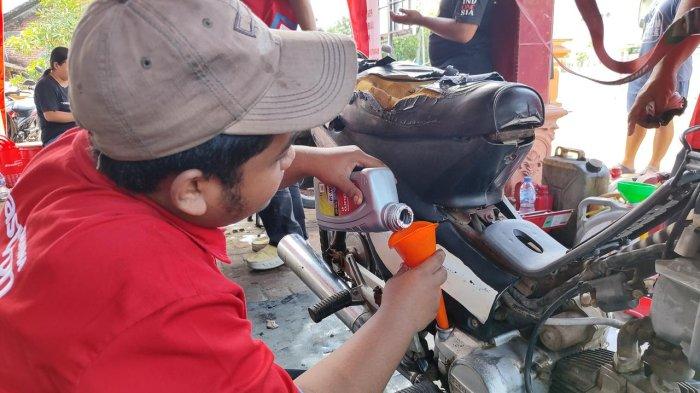 pertamina-lubricants-siapkan-oli-gratis-untuk-sepeda-motor-korban-kebanjiran-_bc13238.jpg