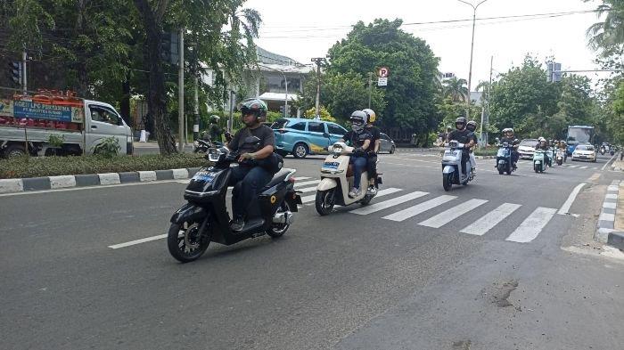 serunya-touring-ngabuburit-rider-motor-listrik-konvoi-sore-berbagi-takjil-di-kota-tua-jakarta_9f61fcc.jpg