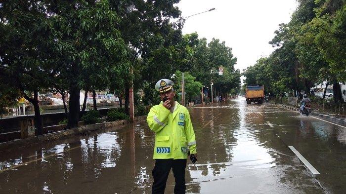 update-banjir-jakarta-hingga-pukul-13-00-wib-lokasi-yang-masih-tergenang-di-32-rt-dan-16-ruas-jalan_fc8299d.jpg